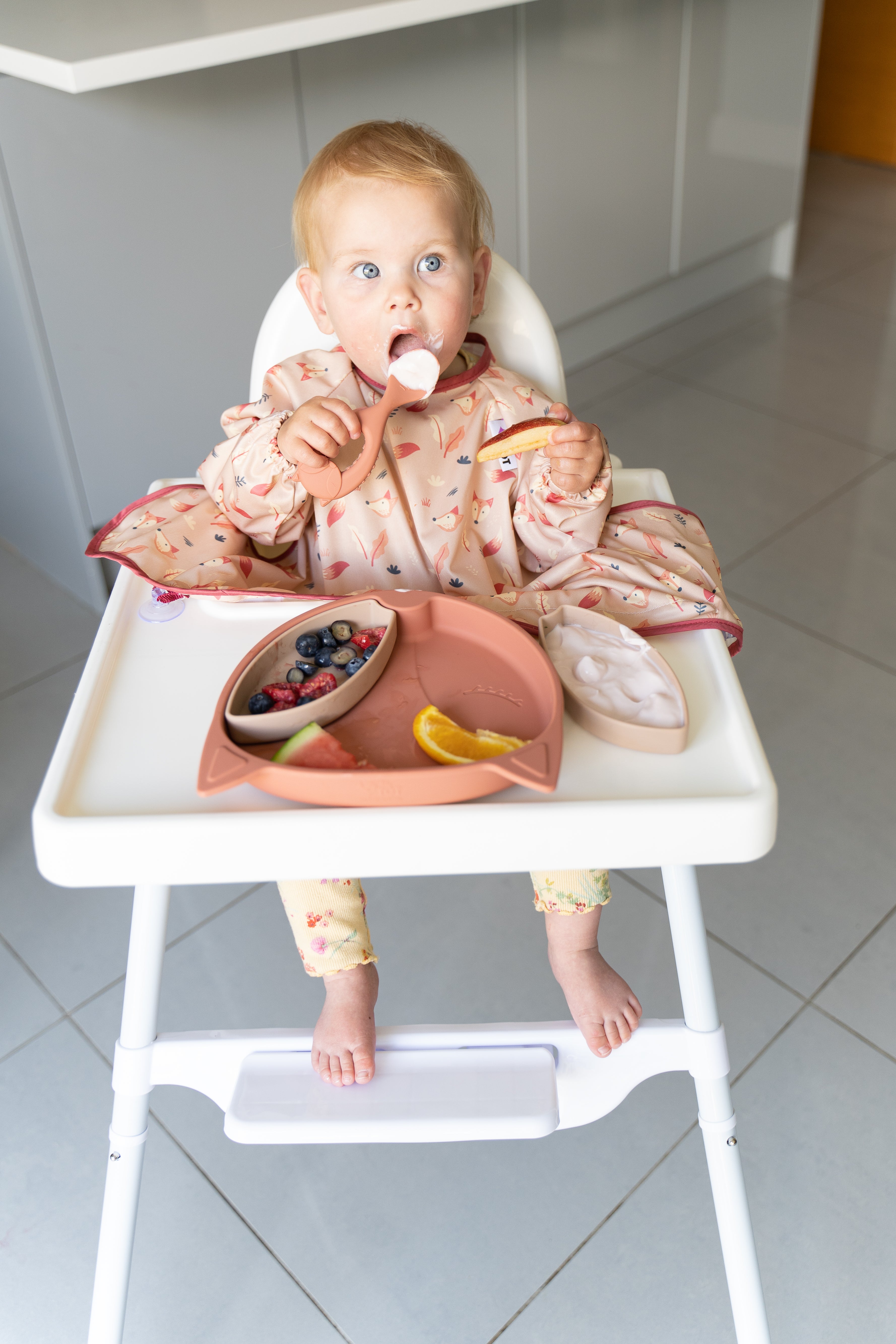 Tidy Tot Slab, Dienblad en Lepel - SET - Zand - Slab met mouwen - MamaMilla