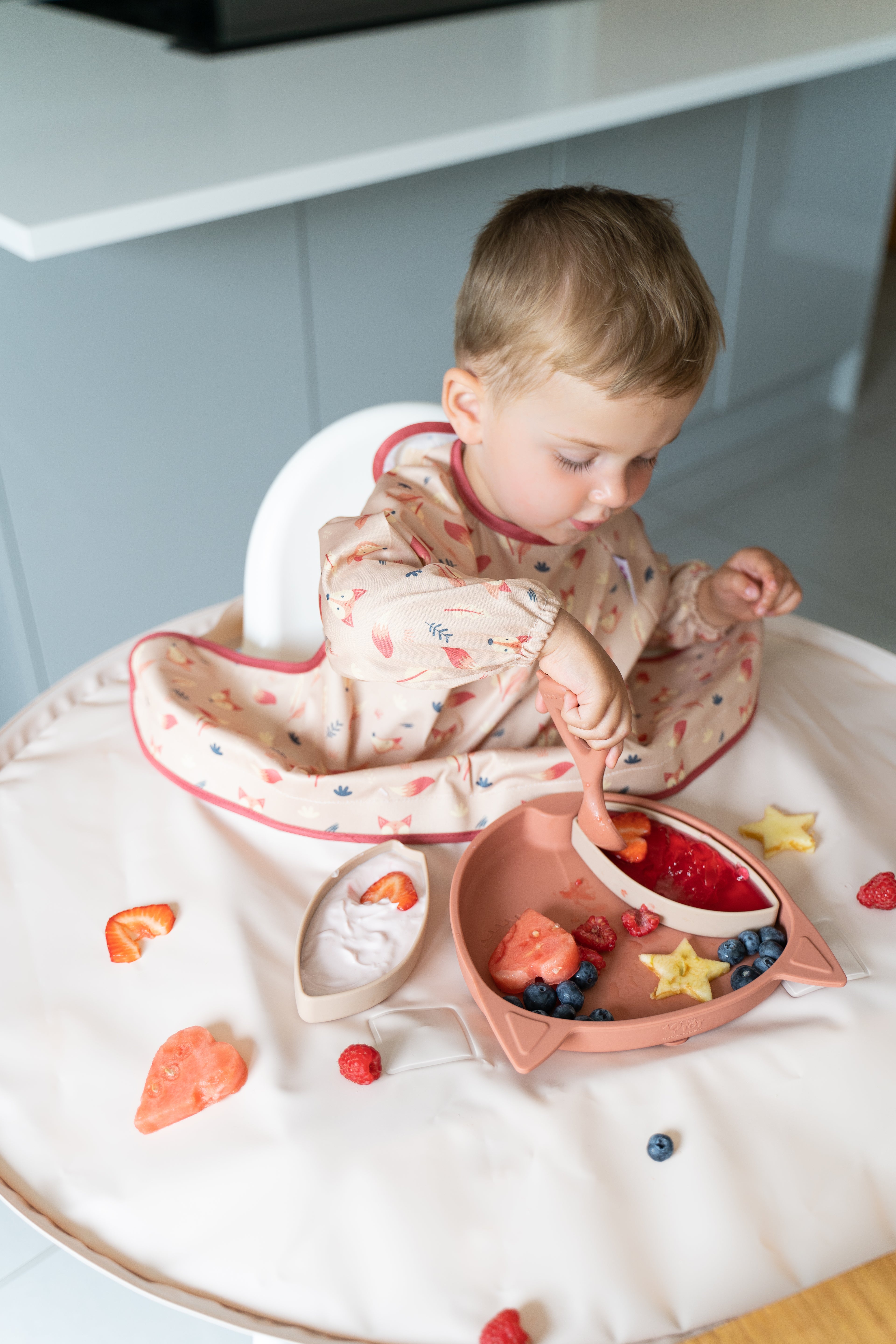 Tidy Tot Slab, Dienblad en Lepel - SET - Zand - Slab met mouwen - MamaMilla