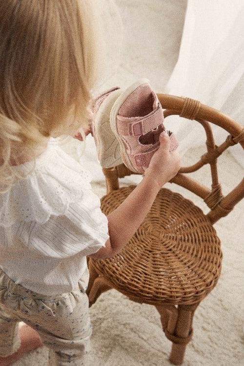 EN FANTASTISK Lättviktssandaler med kardborreband - Misty Rose - Skor - MamaMilla