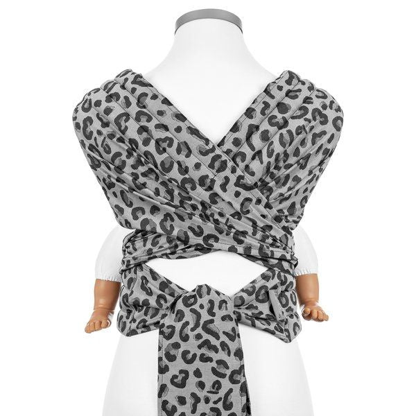 Fidella Fly Tai Draagzak - Leopard Silver - Babydraagzak - MamaMilla