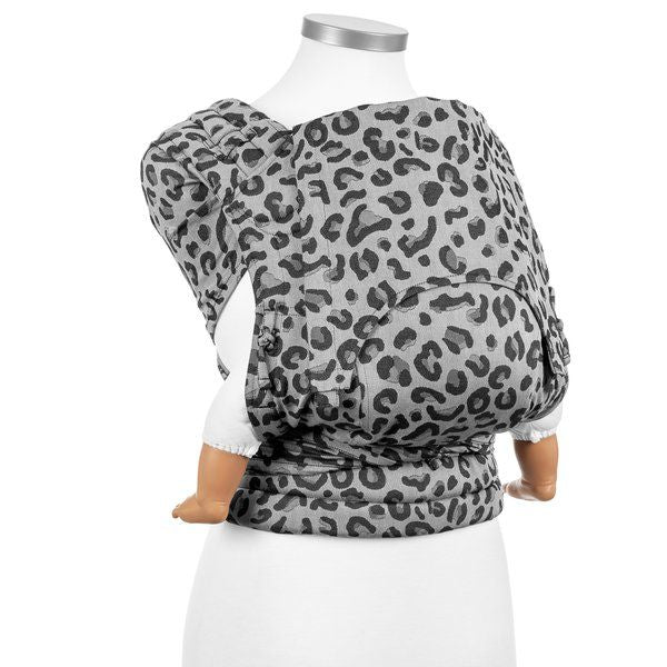 Fidella Fly Tai Draagzak - Leopard Silver - Babydraagzak - MamaMilla