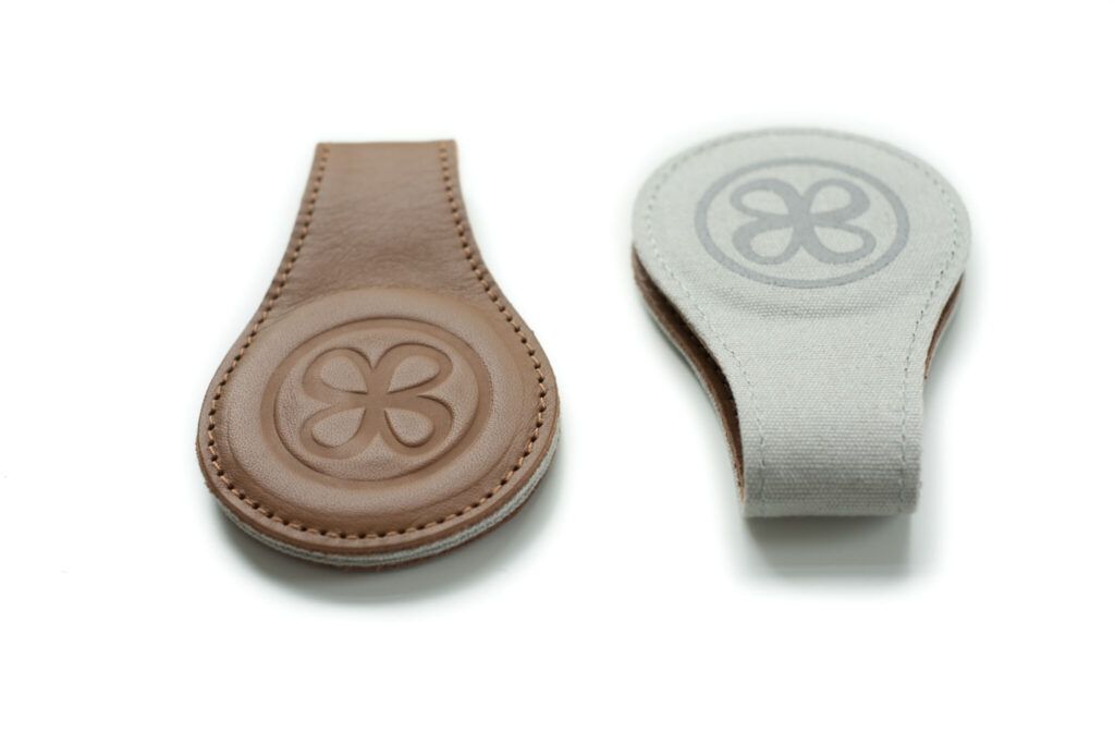 Cloby Magnetiske Svøbeklemmer (Swaddle Clip) - Brun Læder - Svøbeklemmer - MamaMilla
