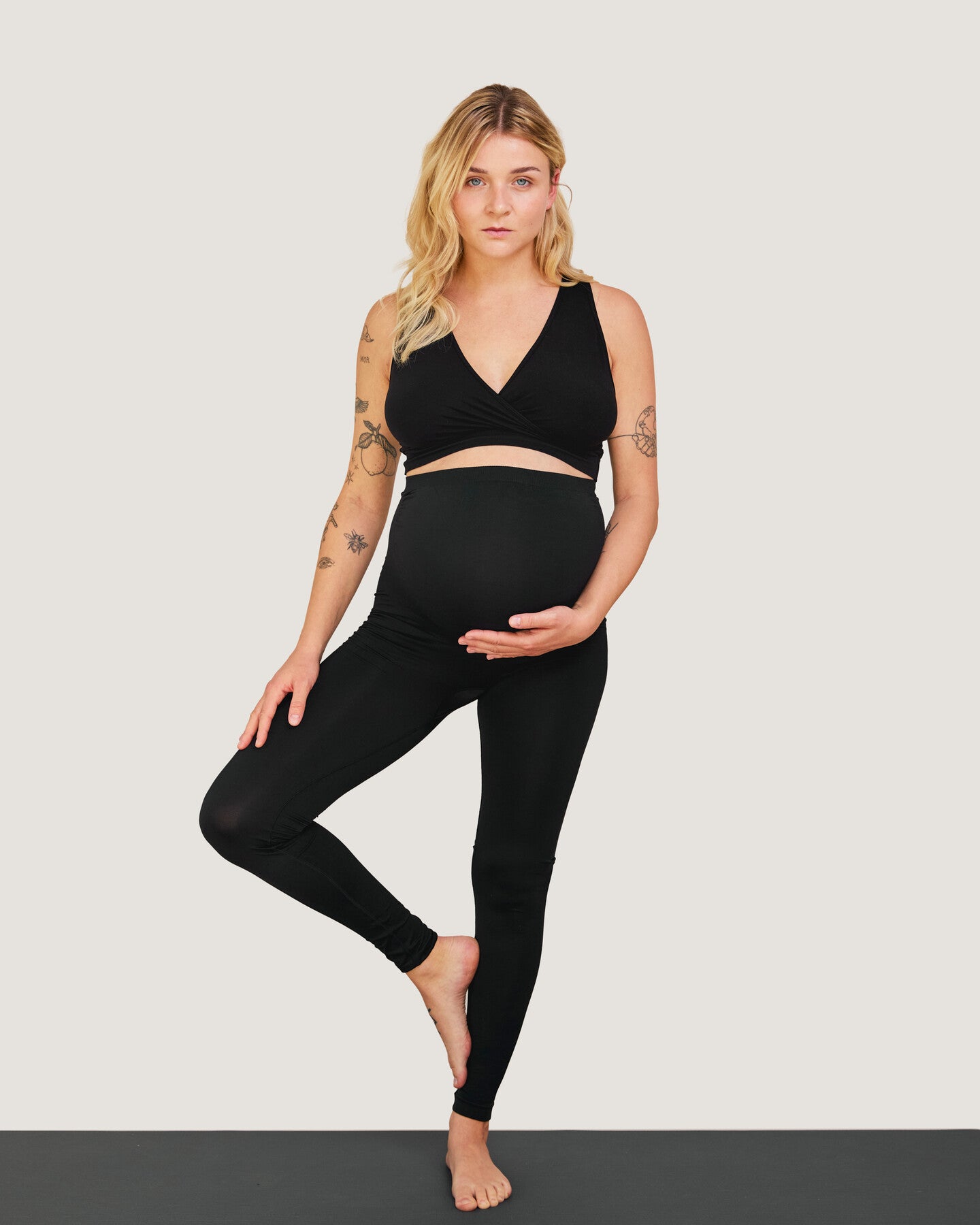 Zwangere vrouw die yoga doet in Carriwell naadloze leggings