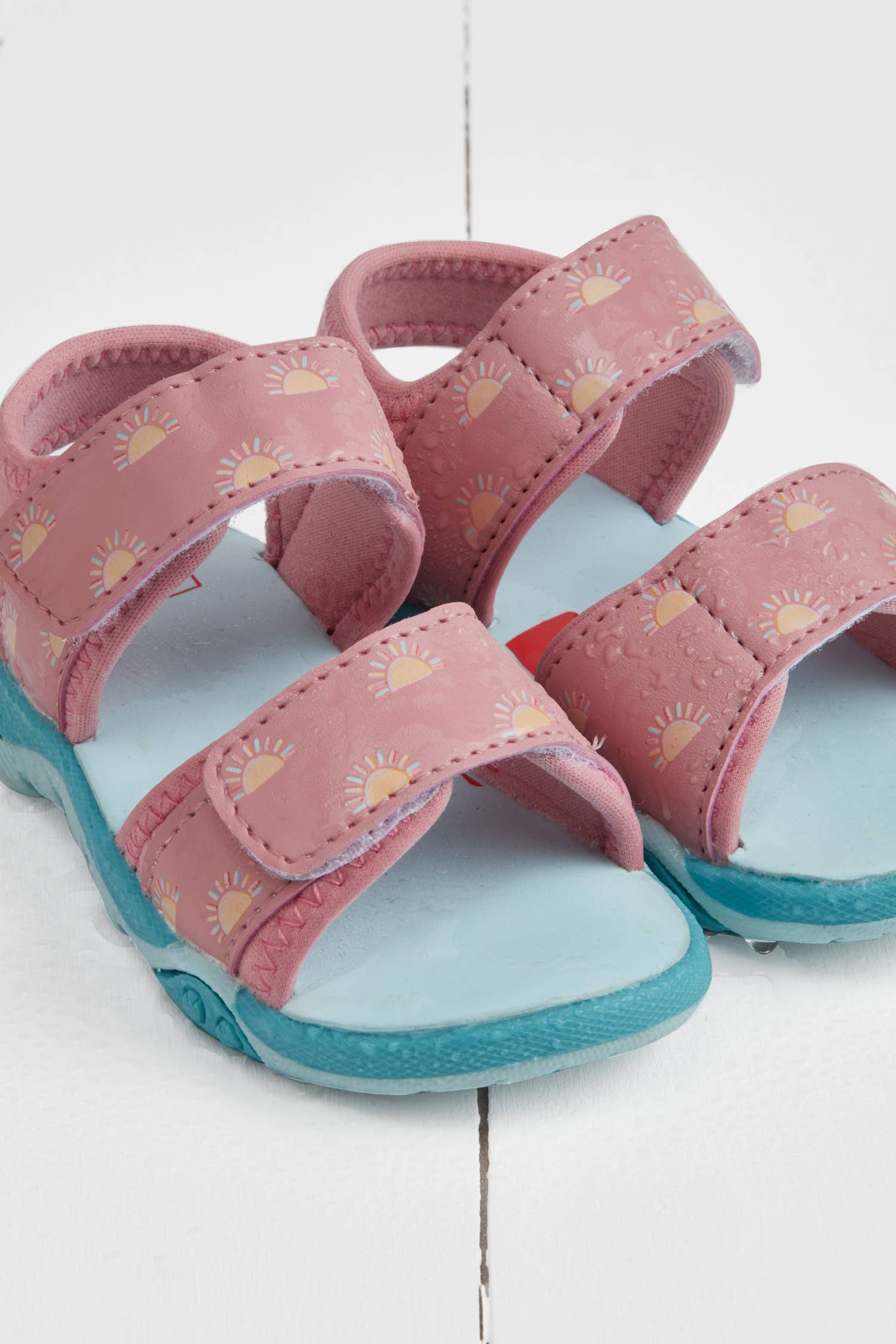 Grass &amp; Air rose sandaler set fra siden