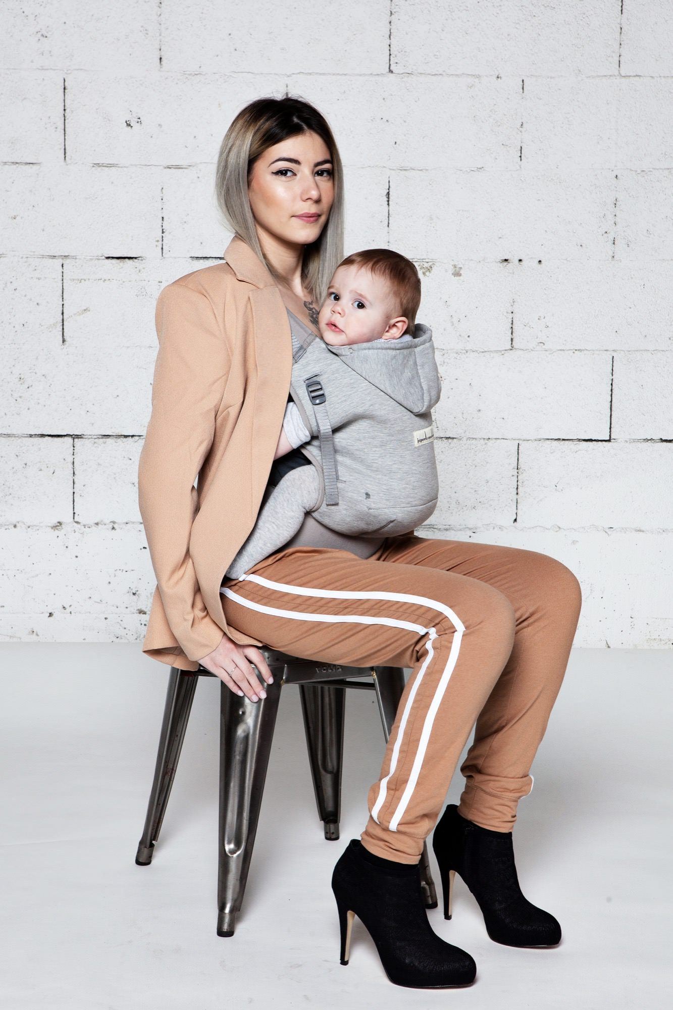Love radius bæresele inkl. babyindsats - Hoodie carrier - Lysegrå/Athletic Grey - bæresele - MamaMilla