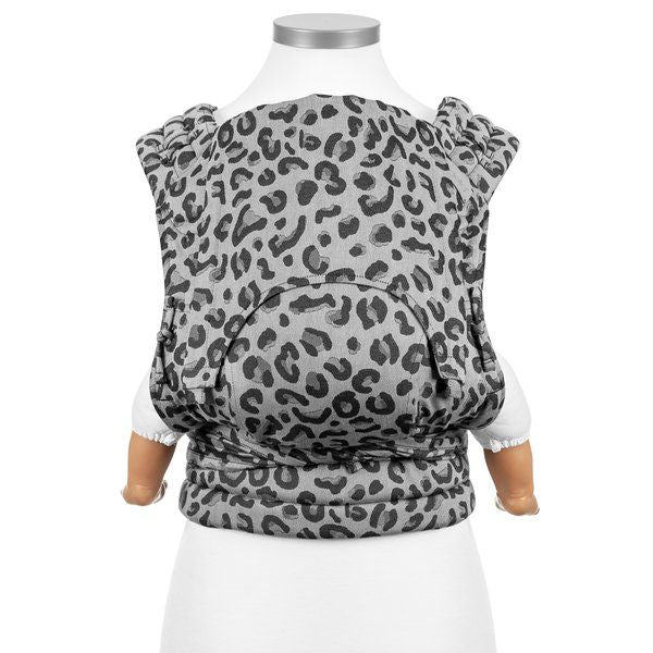 Fidella Fly Tai Draagzak - Leopard Silver - Babydraagzak - MamaMilla