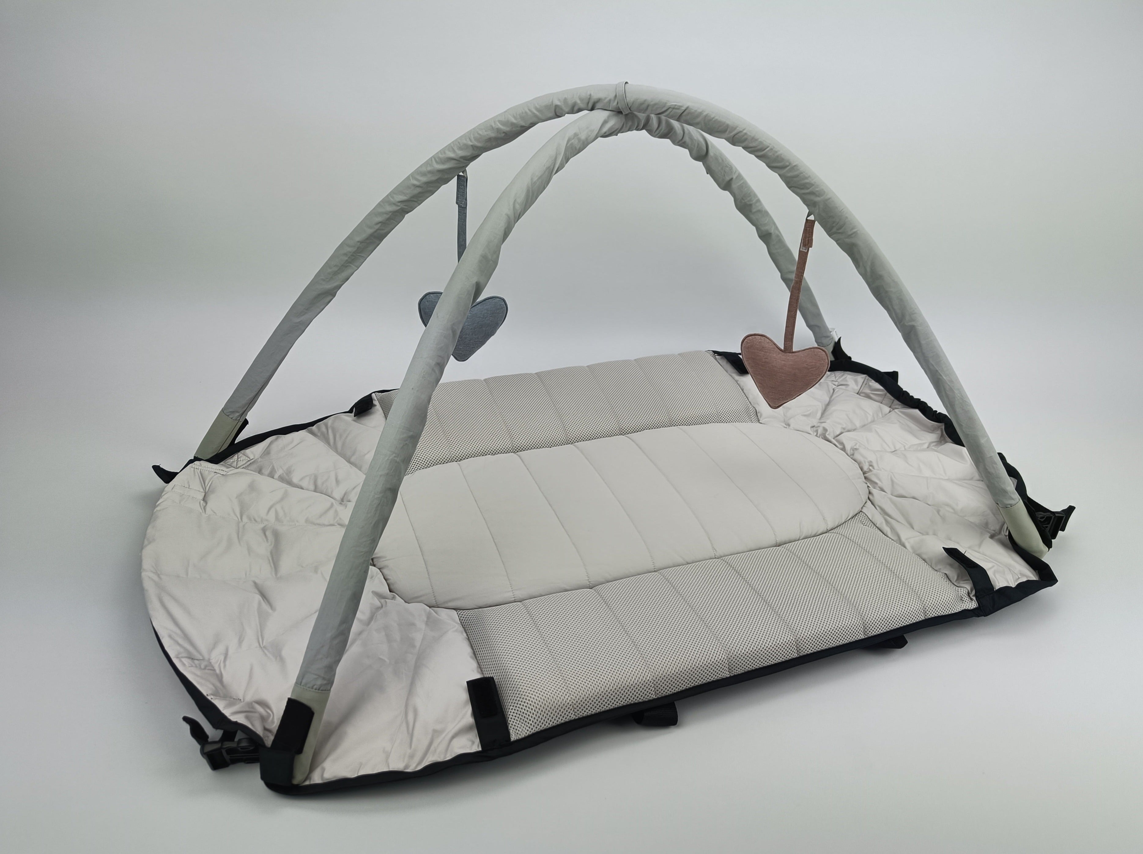 Paketangebot: Easygrow Favn Babynest/Lift + Spielbügel - Babylift - MamaMilla