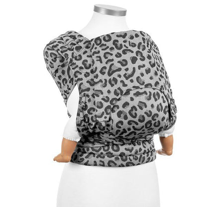 Fidella Fly Tai Draagzak - Leopard Silver - Babydraagzak - MamaMilla