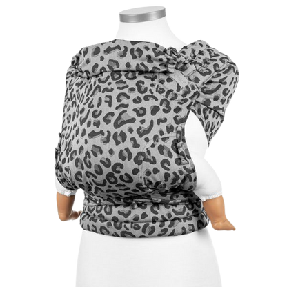 Fidella Fly Tai Draagzak - Leopard Silver - Babydraagzak - MamaMilla